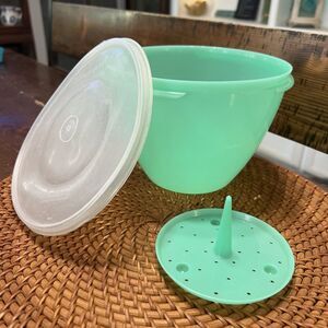 Vintage Tupperware Crisp It Lettace Vegetable Keeper Container With Spike